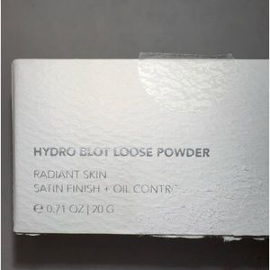 HYDRO BLOT LOOSE POWDER
RADIANT SKIN
SATIN FINISH + OIL CONTROL Loose powder